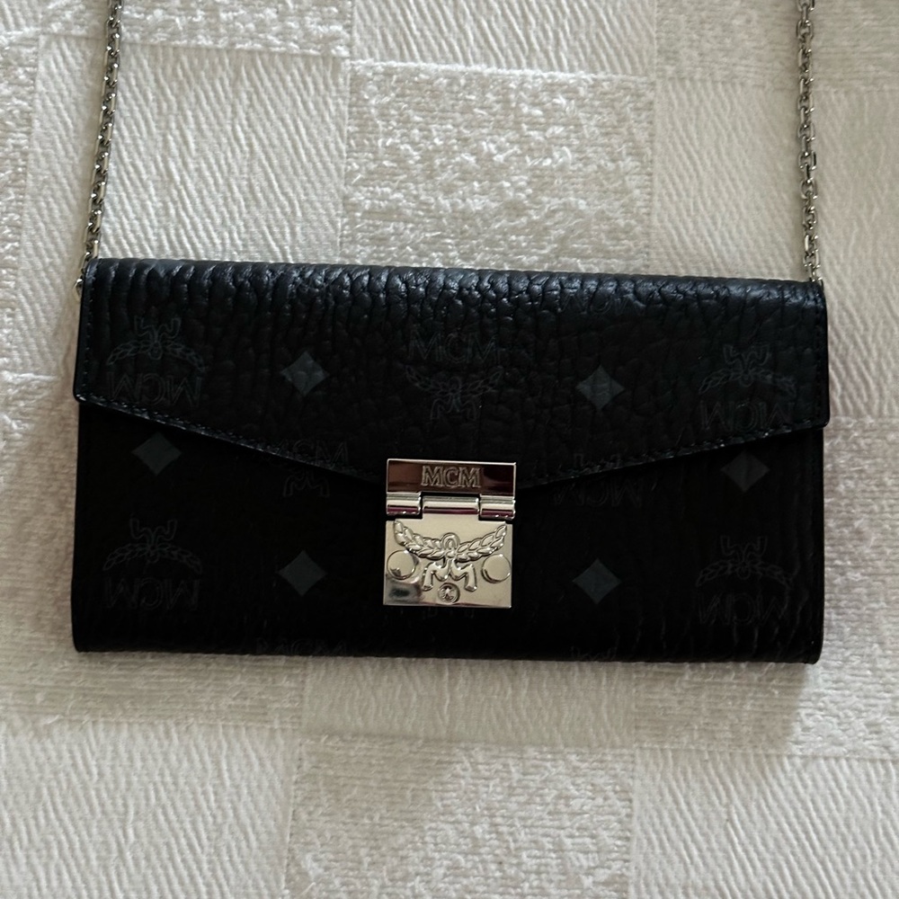 MCM New cross body wallet on chain